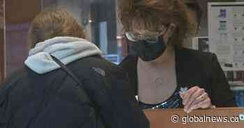 COVID-19: Lethbridge retailers juggle last-minute Christmas shopping rush - Global News