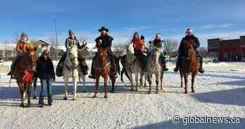 Holiday horseback riders spread Christmas cheer in Lethbridge - Globalnews.ca
