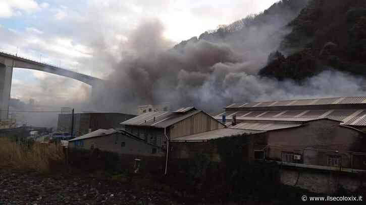 Esplosione e incendio in una fabbrica sulle alture di Voltri. Fiamme anche nel bosco adiacente. Interviene l’Arpal - Il Secolo XIX