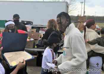 Travis Scott and Kylie Jenner help out with Houston toy drive - Houston Chronicle