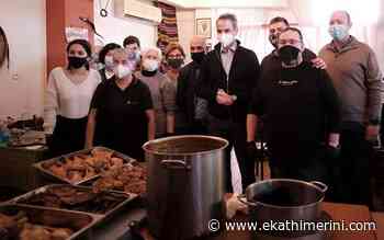 PM helps distribute food, presents at Piraeus soup kitchen | Kathimerini - www.ekathimerini.com
