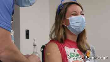 'The best Christmas gift ever': Coliseum Medical Centers begins vaccinating staff with COVID-19 vaccine - 13WMAZ.com