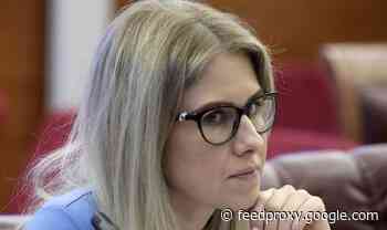Putin critic detained in Navalny poisoning row – Russian police cover up apartment camera