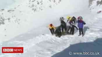 Iran: Climbers die in blizzards and avalanche