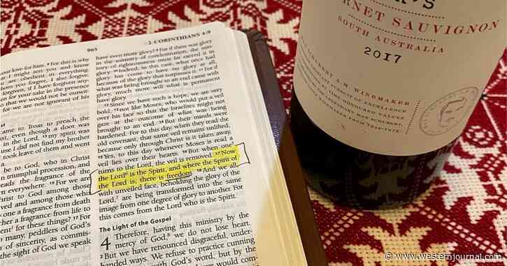 Mike Pompeo Posts Pic of Himself Enjoying ‘Two Things That the CCP Does Not Allow,’ Can You See His Secret Message?