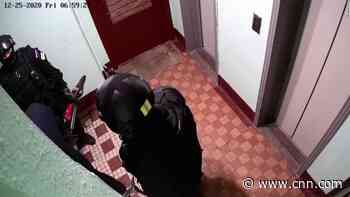 Footage shows Russian police raiding home of activist