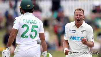 New Zealand v Pakistan: Neil Wagner takes 2-50 bowling with fractured toe