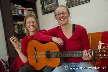 Famke en Lieve zingen ellende van zich af met geactualiseerd nieuwjaarslied