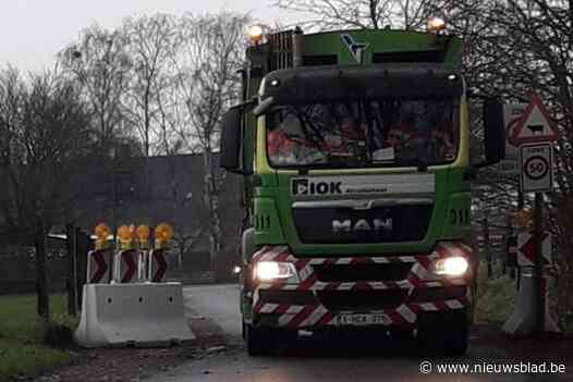 Afvalwagen rijdt zich vast op tractorsluis