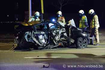 Twintiger overleeft spectaculaire crash met Renault Clio
