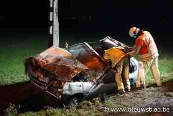 Automobilist overleeft zware crash met cabrio (Pittem) - Het Nieuwsblad