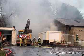 Uitslaande brand verwoest loods van bouwbedrijf in Beerzel
