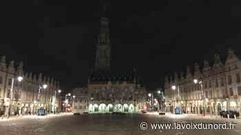 Il est minuit, place des Héros à Arras, les douze coups n'ont pas retenti, mais des «bonne année» ont fusé - La Voix du Nord