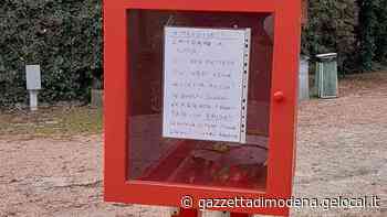 Modena Parco Amendola Vandali alla “cassetta rossa” Bruciati ancora i librI - La Gazzetta di Modena