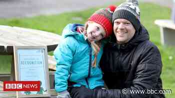 Gateshead girl, 3, praised for saving drowning dad - BBC News