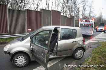 Auto belandt op zij aan oprit E40 (Zedelgem) - Het Nieuwsblad
