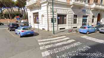 Piazza Cavour: danneggiano auto parcheggiate, macchina della Polizia e monopattini a noleggio