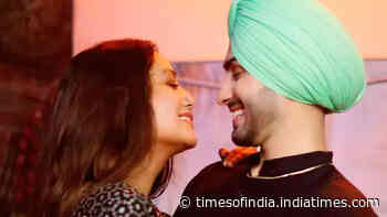 Rohanpreet Singh kisses wife Neha Kakkar during a live concert, video goes viral