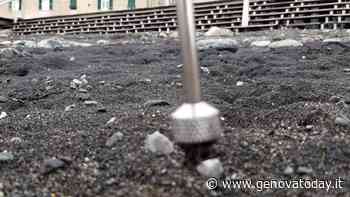 Voltri, allarme di Legambiente: «Scorie dell'incendio Zinkal inquinano la spiaggia?» - GenovaToday