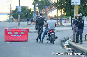 Policía deja sin funciones a coronel que dijo apresaría periodistas durante el toque de queda - Diario Libre