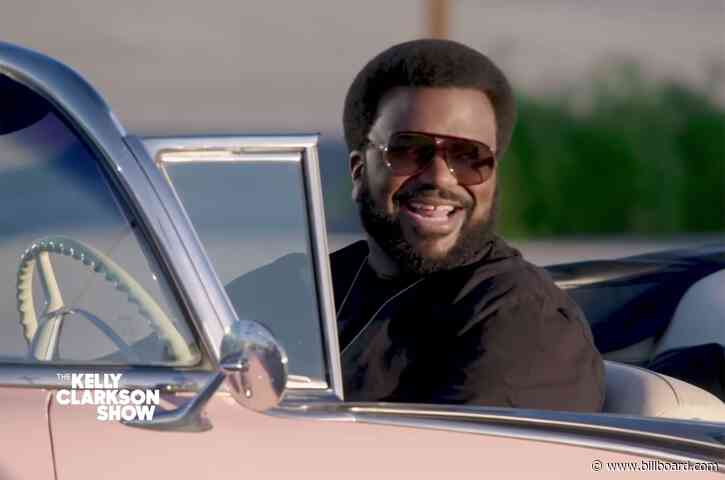 Watch Kelly Clarkson and Craig Robinson Break Out in Song About Fries Mid-Interview