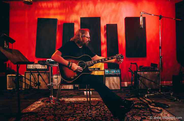 Barry Gibb on Reuniting with Dolly Parton & Who He ‘Freaked Out’ Over While Recording New Country Duets Album