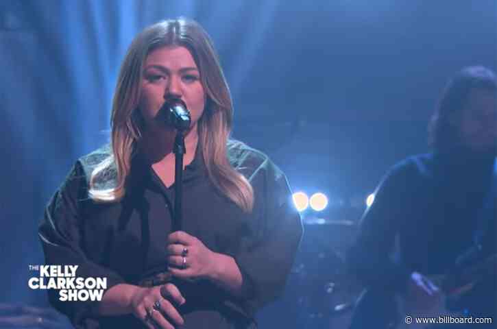 ‘Hold On,’ Because Kelly Clarkson Just Crushed This Drake Cover