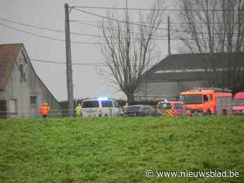 Man geraakt vast onder auto nadat krik omvalt - Het Nieuwsblad