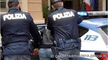 Modena, spacciatore scaglia mountain bike contro poliziotti per fuggire - La Gazzetta di Modena