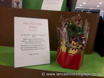 Florist leaves free flowers for passers-by and asks only for good deed in return