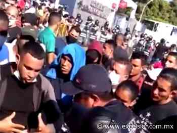 Se aglomeran migrantes en oficina del INM de Tapachula - Excélsior