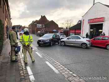 Bestuurster raakt gewond bij aanrijding, wagens aanzienlijk beschadigd