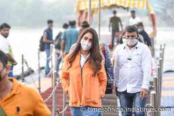 Genelia Deshmukh was seen at Versova Jetty as she returned from Madh Island