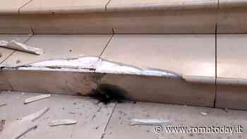 Il petardo esploso nell'androne del palazzo in pieno pomeriggio: paura in un condominio