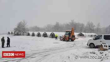 Bosnia: Icy struggle for many migrants stuck in freezing tents