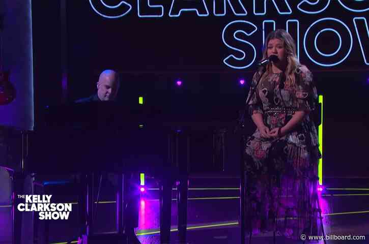Kelly Clarkson Performs Delicate Cover of Kacey Musgraves’ ‘Rainbow’: Watch