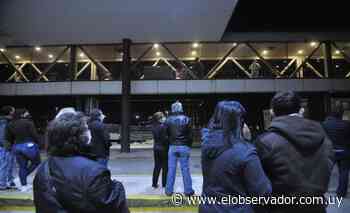Gobierno autorizó viaje único para 900 personas varadas en Buenos Aires - El Observador