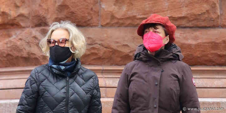 Susan Sarandon & Jessica Lange Give Money To Homeless During Walk in NYC