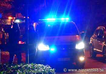 Politiecombi rijdt zich vast op weg naar ongeval met postauto - Het Nieuwsblad