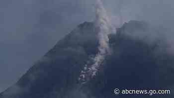 Indonesia's Merapi volcano spews hot clouds, 500 evacuate