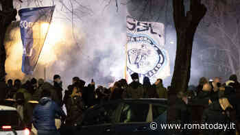 Compleanno Lazio, 800 tifosi in piazza assembrati tra fumogeni e cori