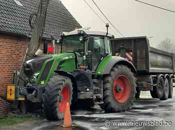Tractor glijdt weg tegen elektriciteitspaal