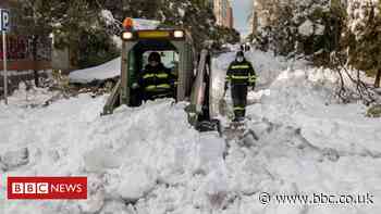 Storm Filomena: Spain races to clear snow before temperatures drop