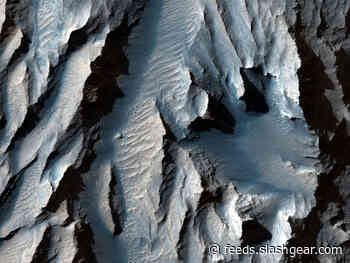 NASA shows off new images of massive Martian canyon