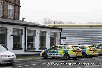 Met Police 'flouting' lockdown rules in Greenwich cafe