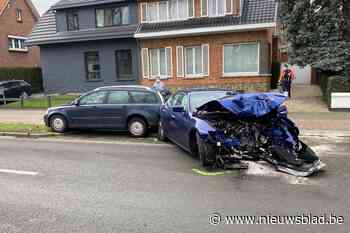Maserati gaat met hoge snelheid van de baan en richt ravage aan