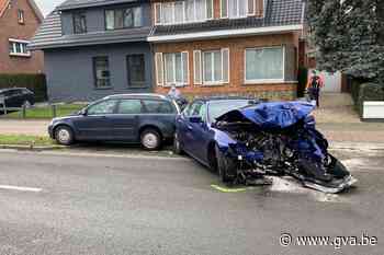 Luxewagen gaat met hoge snelheid van de baan en rukt volledige boom uit in Edegem - Gazet van Antwerpen