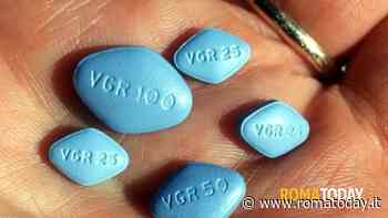 Il rapinatore delle pillole blu: assalta farmacia e scappa con soldi e Viagra