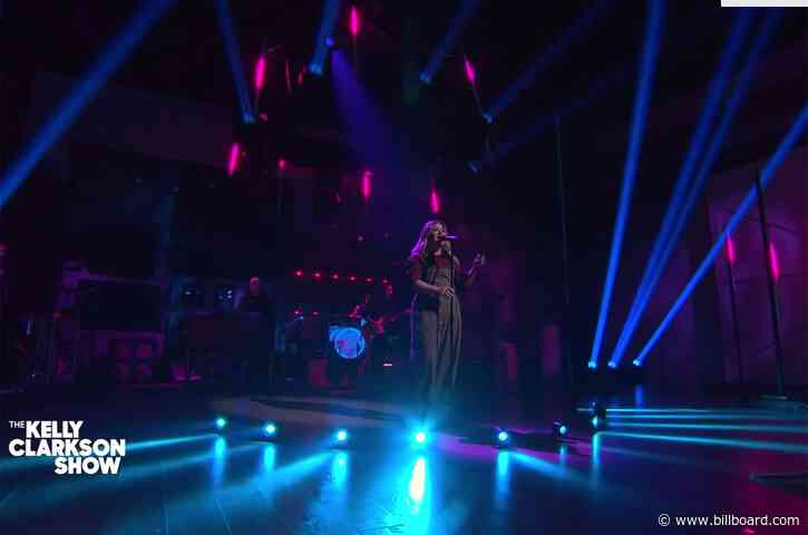 Kelly Clarkson Gets Lost in the Music for Kellyoke Cover of LP’s ‘Lost on You’: Watch