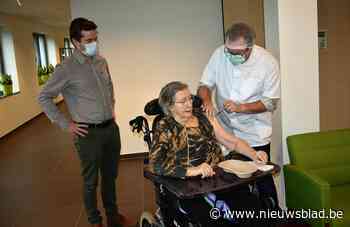 Geen enkele bewoner raakte besmet maar toch laat iedereen zich vaccineren in dit rusthuis: “Ze willen vooral weer iets drinken met hun familie”